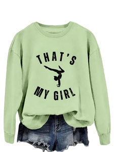 Détail du sweat-shirt vert clair avec texte noir et silhouette de gymnaste imprimée