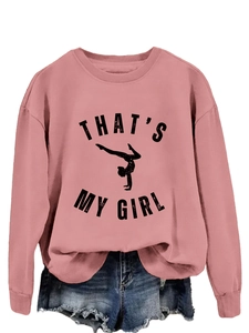 Détail du sweat rose avec texte 'That's My Girl' et silhouette de gymnaste