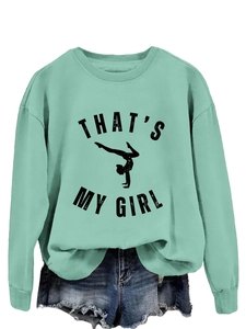 Détail du sweat vert menthe avec imprimé gymnastique et short en jean bleu délavé