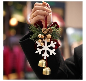 Détail d'ornement de Noël avec nœud en velours rouge et clochettes dorées