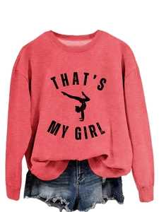Détail du sweat corail avec l'imprimé THAT'S MY GIRL et silhouette de gymnaste