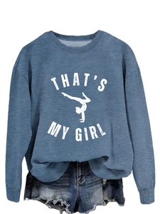 Détail du sweat bleu avec slogan That's My Girl et silhouette de gymnaste imprimée