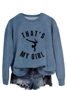 Détail du sweat-shirt bleu gris montrant la silhouette de gymnastique et l'imprimé