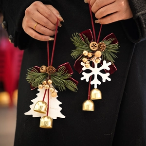 Pendentifs de Noël sapin et flocon avec nœuds en velours rouge et cloches dorées