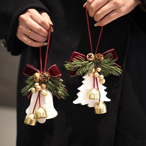 Décorations de Noël avec cloche, sapin, nœuds en velours rouge et pommes de pin