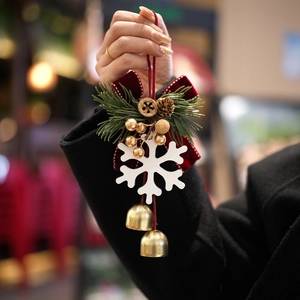 Décoration de Noël avec pomme de pin, flocon blanc, nœud en velours rouge et clochettes