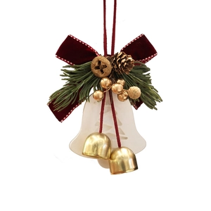 Décoration de Noël avec nœud en velours rouge, pommes de pin et cloches dorées sur blanc