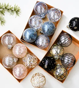 Detail von 8cm Weihnachtskugeln mit Glitzer und Mustern in einer Kraftpapier-Box