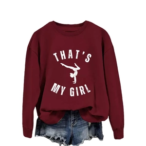 Sweat-shirt rouge foncé avec texte THAT'S MY GIRL et silhouette de gymnaste sur fond blanc