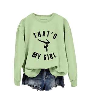 Sweat vert clair That's My Girl avec imprimé gymnastique et short en jean