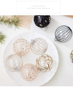 Details von 8cm Weihnachtskugeln mit Netzgewebe und goldenen Spiralmustern im Set