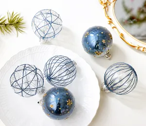 Detail von 8cm blauen Weihnachtskugeln mit Netzstruktur und goldenen Schneeflockenmustern