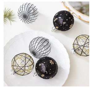 Detail von 8cm Weihnachtskugeln mit schwarzem Netz, Goldsternen und geometrischen Mustern