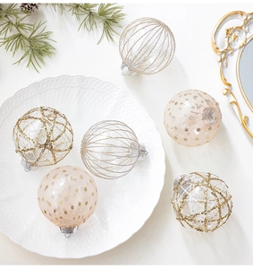 Detail von 8cm klaren Weihnachtskugeln mit champagnergoldenen Glitzermustern und Netz