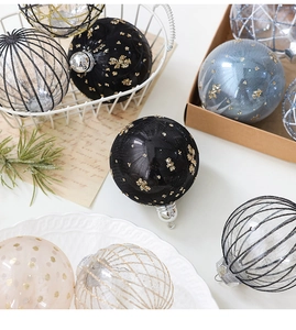 Detailansicht von 8cm Weihnachtskugeln mit Netz und Glitzer in einem Geschenkekorb
