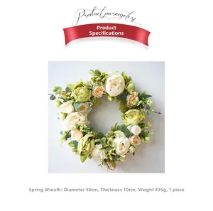 Dettaglio ravvicinato della ghirlanda di peonie crema da 40 cm con foglie di seta