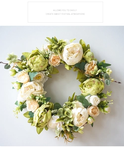 Détail de pivoines crème et d'hortensias verts sur une couronne vintage réaliste