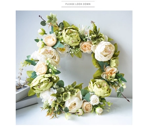 Détail d'une couronne de pivoines crème vintage avec fleurs en soie et verdure réaliste