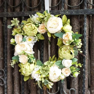 Couronne de pivoines crème vintage avec feuilles vertes sur clôture en bois