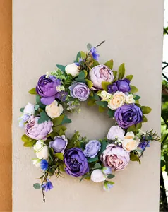 Dettaglio ghirlanda di peonie retrò con fiori viola e fogliame verde per decorazione casa