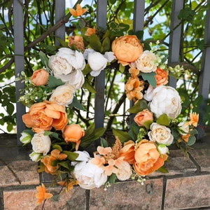Runder künstlicher Pfingstrosenkranz mit rosa und orangefarbenen Blüten für Deko