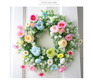 Detalle de huevos de Pascua coloridos y hojas de eucalipto en corona primaveral