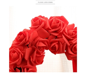 Makroaufnahme von künstlichen roten Schaumrosen für Hochzeitskränze und Deko