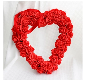 Detail von rotem Rosen-Herz-Kranz mit Aufhängeband für Valentinstag Dekorationen