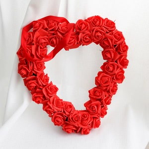 Herzförmiger roter Rosenkranz mit Seidenband für Valentinstag und Hochzeitsdekoration