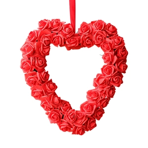 Roter herzförmiger Rosenkranz als Türdekoration für Valentinstag und Hochzeitsfeiern