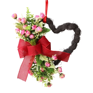 Corona de vid en forma de corazón hecha a mano con rosas rosas y lazo de malla roja