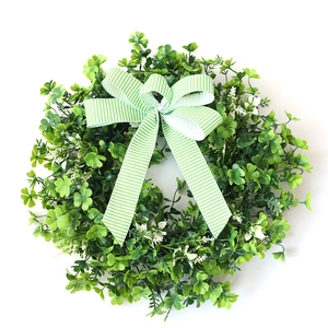 Künstlicher St. Patrick's Day Kleeblattkranz mit weißen Blüten und gestreifter Schleife