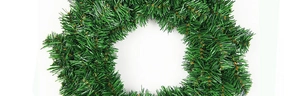 Vista dettagliata degli aghi di pino in PVC verde su una corona di Natale circolare