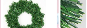 Dettaglio macro degli aghi di pino artificiali in PVC verde su una trama ghirlanda di Natale