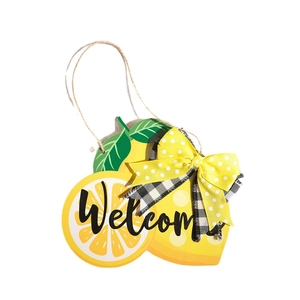 Letrero de bienvenida de madera con limones amarillos y lazo decorativo para puerta frontal