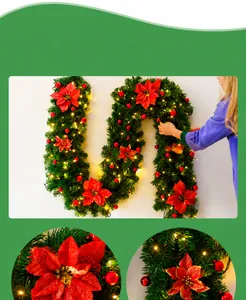 Detail der 2,7m Weihnachtsgirlande mit roten Seidenblumen, Kugeln und LED-Lichtern