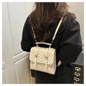 Polka-Dot-Rucksack mit TIDAL DRYNESS-Logo am Modell für realistische Größenreferenz