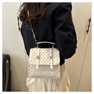Detailansicht der weißen Polka-Dot-Tasche mit PVC-Tasche am Model in der Rückansicht