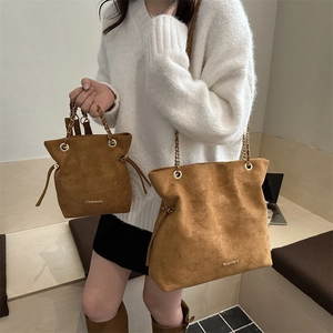 Bolso saco de ante color caramelo y mini tote con cadena dorada para mujer moda
