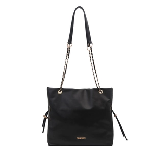 Bolso tipo cubo negro minimalista con cadena dorada y detalles de cordón en los lados