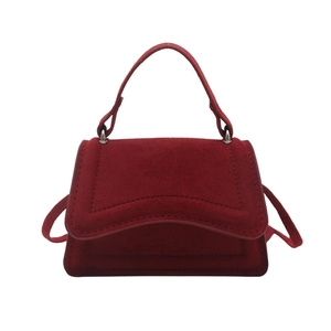 Petit sac carré minimalist rouge foncé en daim avec rabat ondulé et bandoulière réglable