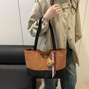 Bolso estilo cubo bicolor a la moda con textura de ante y colgante de oso