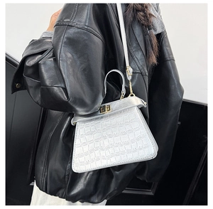 Bolso de mano plateado con textura de cocodrilo, cierre dorado y bandolera fina