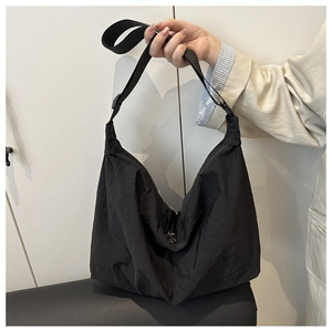 Détail du sac à bandoulière croissant noir en nylon imperméable avec sangle réglable