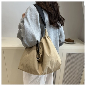 Vue détaillée du grand sac cabas kaki avec une large bandoulière noire en toile