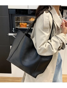 Borsa tote grande nera in ecopelle opaca mostrata in un ambiente di vita moderno