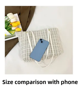 Detail der Tweed-Einkaufstasche mit Goldfaden und Handy zum Größenvergleich-Referenz
