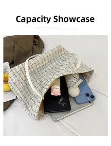 Detailansicht der Kapazität einer beigen Tweed-Tasche mit Platz für Tablet und Alltag