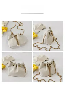 Viste dettagliate della borsa a secchiello in velluto beige con catena e perle