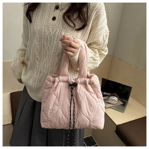 Détail du sac cabas matelassé rose avec broderie de cœurs et cordon de serrage